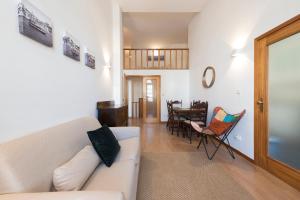 - un salon avec un canapé et une salle à manger dans l'établissement LovelyStay - The Porto Getaway Duplex - Free Parking, à Porto