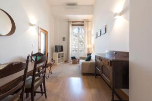 TV a/nebo společenská místnost v ubytování LovelyStay - The Porto Getaway Duplex - Free Parking