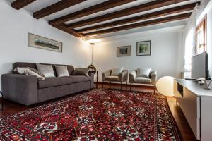 A television and/or entertainment centre at San Pantalon Luxury Penthouse R&R