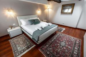 A bed or beds in a room at San Pantalon Luxury Penthouse R&R