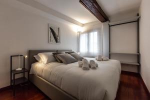 A bed or beds in a room at San Pantalon Luxury Penthouse R&R