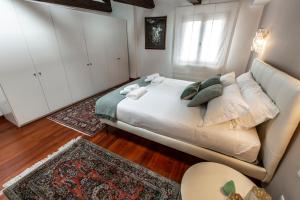 A bed or beds in a room at San Pantalon Luxury Penthouse R&R