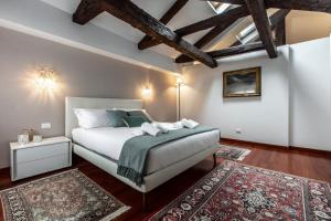 A bed or beds in a room at San Pantalon Luxury Penthouse R&R