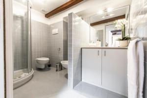 A bathroom at San Pantalon Luxury Penthouse R&R