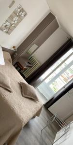 um quarto com uma cama e uma janela num quarto em Hôtel restaurant les Templiers em Montbard