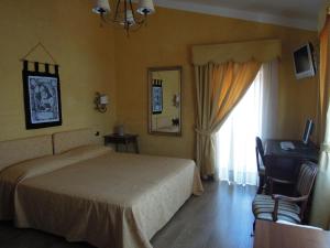 Un pat sau paturi într-o cameră la Hotel Sant'Agostino