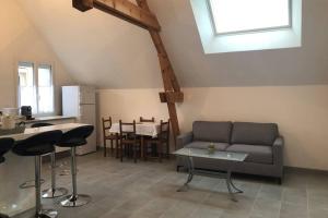 un soggiorno con un divano e un tavolo di la petite loge ad Ay