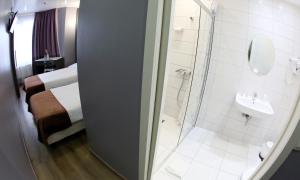 Kylpyhuone majoituspaikassa Hotel Phenix