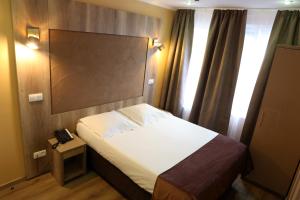 Vuode tai vuoteita majoituspaikassa Hotel Phenix