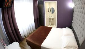 Vuode tai vuoteita majoituspaikassa Hotel Phenix