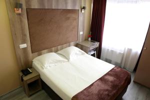 Vuode tai vuoteita majoituspaikassa Hotel Phenix