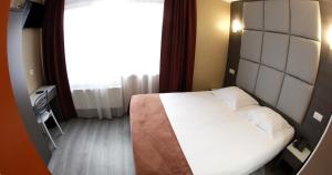 Vuode tai vuoteita majoituspaikassa Hotel Phenix
