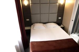 Vuode tai vuoteita majoituspaikassa Hotel Phenix