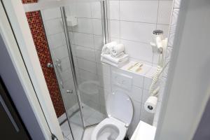 Kylpyhuone majoituspaikassa Hotel Phenix