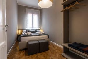 A bed or beds in a room at Charming Apartment on the Grand Canal R&R