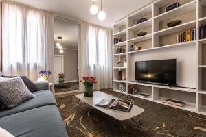 A seating area at Charming Apartment on the Grand Canal R&R