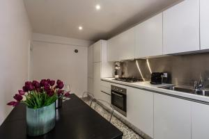 A kitchen or kitchenette at Charming Apartment on the Grand Canal R&R