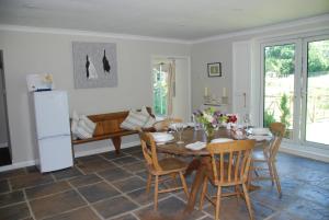 Snaffles في رويال تونبريدج ويلز: مطبخ وغرفة طعام مع طاولة وكراسي