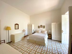 una camera bianca con un letto e una finestra di La terrazza a Capri