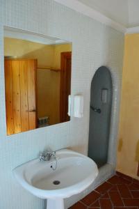y baño con lavabo y espejo. en La Cartuja de Cazalla, en Cazalla de la Sierra
