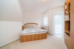 En eller flere senge i et værelse på Apartmán V Srdci Pece