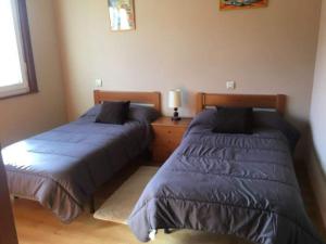 Łóżko lub łóżka w pokoju w obiekcie Pisos Turísticos Muxía -Teresa Barros
