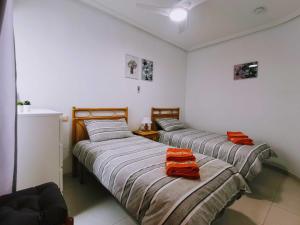 Säng eller sängar i ett rum på El Sombrero Apartment with free WIFI Playa del Cura