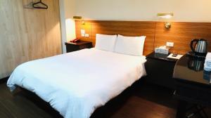 Кровать или кровати в номере Hua Tai Hotel