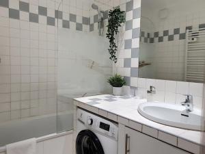 La salle de bains est pourvue d'un lave-linge et d'un lavabo. dans l'établissement Le Tisserand by Cocoonr, à Lyon