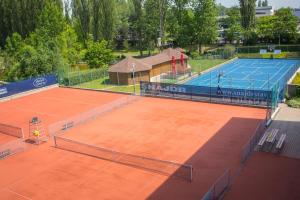 Attività di tennis o squash presso l'hotel o nelle vicinanze