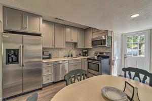 una cucina con elettrodomestici in acciaio inossidabile e un tavolo con sedie di Quiet and Cozy Sarasota House with Yard Pet Friendly! a Sarasota