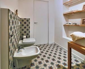 A bathroom at Lady of the Lake