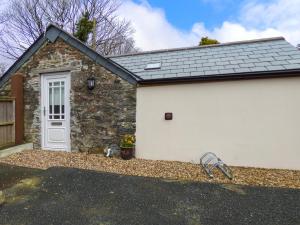 a white garage with a white door at Bramble Barn in Bodmin
