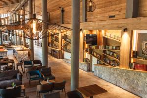 un ristorante con tavoli, sedie e librerie di Hotel Ramonda a Boljevac
