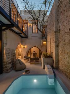 - une piscine intérieure dans un bâtiment avec une maison dans l'établissement Sutor Chic Manor hotel, à Réthymnon