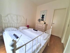 um quarto com uma cama com um berço branco em Apartment Sophia em Praga