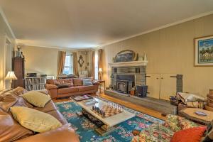 Φωτογραφία από το άλμπουμ του Historic House with Record Player, Walk to Downtown! σε Roxbury