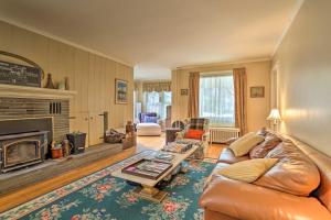 Φωτογραφία από το άλμπουμ του Historic House with Record Player, Walk to Downtown! σε Roxbury