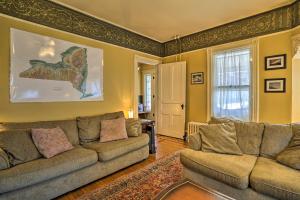 Φωτογραφία από το άλμπουμ του Historic House with Record Player, Walk to Downtown! σε Roxbury