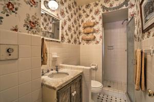 Historic House with Record Player, Walk to Downtown! في Roxbury: حمام مع حوض ومرحاض +26 صورة