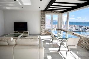 Et sittehjørne på Luxury Puerto Banus Penthouse With Parking & WI-FI