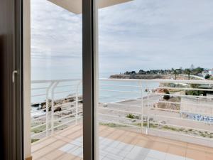 ビナロスにあるQuaint Apartment close to the Seabeachの家のバルコニーから海の景色を望めます。