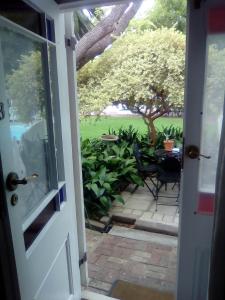 una puerta abierta a un patio con un árbol en The Prime Spot, en Worcester