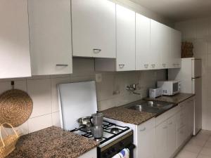 Kuchyň nebo kuchyňský kout v ubytování APARTAMENT NORAY 2B BARRUERA 6P