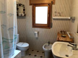 Koupelna v ubytování APARTAMENT NORAY 2B BARRUERA 6P + 9 fotografií