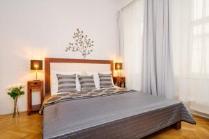 Postel nebo postele na pokoji v ubytování Old Town Square Premium Residence
