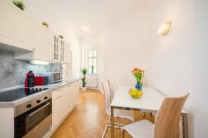 Kuchyň nebo kuchyňský kout v ubytování Old Town Square Premium Residence