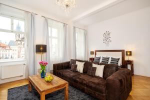 プラハにあるOld Town Square Premium Residenceのリビングルーム(ブラウンソファ、テーブル付)