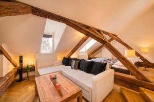 Posezení v ubytování Old Town Square Premium Residence