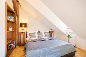 Postel nebo postele na pokoji v ubytování Old Town Square Premium Residence